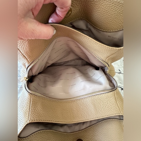 Michael Kors Neutral beige Jet Set Chain Shoulder Bag - Picture 8 of 16